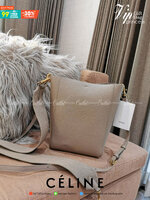 ซื้อ1ได้ถึง2! CELINE TRIOMPHE BUCKET BAG VIP GIFT WITH PURCHASE (GWP) พรีเมี่ยมกิ๊ฟ Limited Edition จาก CELINE PERFUME DUTY FREE COUNTER วัสดุหนังแท้ CALFSKIN ดีไซน์ทรง Bucket ขนาดกำลังดี มาพร้อมใบเล็กด้านในแยกใช้ได้ น้ำหนักเบา ภายในกว้างใส่ของใช้ได้เยอะพ