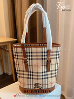 พรีเมี่ยมกิ๊ฟแท้ BURBERRY VINTAGE BAG VIP GIFT WITH PURCHASE (GWP) กระเป๋าสะพายไหล่ พรีเมี่ยมกิ๊ฟ Limited Edition จากBURBERRY วัสดุหนังPVC สวยหนังนิ่ม ตัดด้วยสายหนังสีน้ำตาลเข้ม