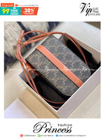 Celine Phone Pouch in Triomphe Canvas and Calfskin Tan / Celine phone bag กระเป๋าใส่โทรศัพท์เรียบหรู ด้วยลวดลาย Triompe ที่แสดงถึงความเป็นเอกลักษณ์ของแบรนด์ ช่องหลักที่มีความกว้าง สามารถใส่โทรศัพท์มือถือ ธนบัตร บัตรต่าง ๆ และของจุกจิกชิ้นเล็ก ๆ ได้แบบจุใจ