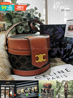 CELINE CROSSBODY BAG VIP GIFT WITH PURCHASE (GWP) พรีเมี่ยมกิ๊ฟ Limited Edition จาก CELINE PERFUME DUTY FREE COUNTER วัสดุ TRIOMPHE CANVAS & LEATHER ทรงกลมสวยหรูอยู่ทรงเปิดปิดด้วยฝาปิดกระดุมโลโก้แบรนด์ ภายในโล่ง สามารถใส่กล้อง มือถือ ของใช้ได้เยอะ สายสะพา