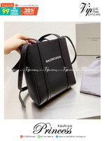 BALENCIAGA Everyday Tote Bag กระเป๋าโท้ทมินิไซส์ สาวๆอย่างเราถูกใจ ขนาดกะทัดรัด สีดำคลาสสิค ใช้ได้ในทุกโอกาส สะพายไปเรียน ไปทำงาน เหมาะทุกลุค วัสดุหนังคุณภาพดี สาวๆต้องไม่พลาดเลยน้า