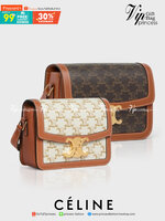 VIP 】Celine TEEN MEDIUM TRIOMPHE BAG IN TRIOMPHE CANVAS สาวๆที่กำลังมองหากระเป๋าน่ารักเอาไว้ใช้ในวันสบาย ๆ แต่ไม่รู้เลือกกระเป๋า Celine รุ่นไหนดี แนะนำรุ่นนี้เลยคะ เป็นกระเป๋าสะพายข้างขนาดกำลังดี สวยแบบคลาสสิก หรูหราด้วยแคนวาสเคลือบลาย Triomphe อีกทั้งยัง