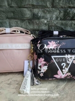 GUESS Factory Women's Gesabel Gym Crossbody กระเป๋าสะพายทรงน่ารัก จาก GUESS วัสดุหนัง pu หนังนิ่มสวย ตั้งอยู่ทรงขนาดกำลังดี น้ำหนักเบา ด้านหน้าปั้มโลโก้แบรนด์ อะไหล่ทอง เปิดปิดด้วยซิปสะดวกใช้ ด้านหน้ามีช่องซิป 1 ช่องใช้งานได้จริง ภาในมีช่องซิป และช่อ