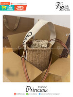 CHLOE small woody basket กระเป๋าสะพายสานทรงตะกร้า ยอดฮิตติดลมของแบรนด์ ด้วยวัสดุสังเคราห์จากธรรมชาติ สานทอเต็มใบออกมาเป็นลวดลายสวยงาม