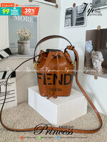 FENDI MON TRESOR MINI LEATHER BUCKET IN BROWN ทรงขนมจีบสุดฮิต! เปิดปิดด้วยตัวเปิดแบบรูด ภายในมีช่องใส่ของหลัก ใส่กระเป๋าสตางค์กลาง + มือถือได้ ทรงนี้กำลังมาแรงมาก อะไหล่ทอง มีสายให้สองแบบ ปรับเปลี่ยนลุคได้ง่าย พร้อมส่งที่ไทยราคาสุดคุ้มห้ามพลาดค่ะ!