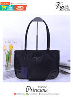 PRADA Shopping Bag / Prada Tessuto Tote Bag กระเป๋าสะพายไหล่ วัสดุ Nylon น้ำหนักเบา วัสดุทำจากไนลอนตัดกับหนัง ด้านหน้าประดับด้วยโลโก้แบรนด์