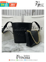 CELINE BUCKET CUIR TRIOMPHE in Smooth กระเป๋าสะพายทรงบัคเก็ต พิเศษพร้อมใบลูกสะดวกใช้งาน รุ่นฮิตข้ามปี งานหนังแท้สวยเรียบหรู ผู้ดีไปอีก โดดเด่นด้วยโลโก้เอกลักษณ์