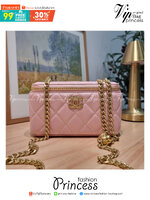 Chanel camellia vanity case bag พลาดไม่ได้เลยกับคอลสุดแซ่บ ดีไซน์ใหม่ 2023 นอกจากความคลาสสิคของรูปทรง ตัวอะไหล่ก็ยังปรับเพิ่มดีเทลความหรู ด้วยการใช้รูปดอกคามิเลียเอกลักษณ์มาเป็นตัวชูความแพง