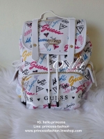guess kacee front flap mini backpack กระเป๋าเป้สุด cool ด้านหน้าติดชื่อแบรนด์ เปิดปิดด้วยกระดุมแม่เหล็ก และรูดเชือกปิด ด้านหน้ามีช่องซิป และด้านข้างทั้ง 2ข้าง มีช่องใส่ของได้ รุ่นนี้น่ารักเว่อ วัสดุกันน้ำได้อีก ช่องด้านในใส่ของได้เยอะ และยังมีซิปอีกด้วย ส