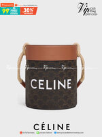 Celine Bucket Bag Canvas Original สำหรับ Collection นี้สะดุดตาด้วยหูสะพายที่มีความแข็งแรงถึงแม้จะใส่ของหนักก็ตาม สะท้อนความวินเทจผสมผสานดีไซน์กระเป๋าที่ทันสมัย ตอบโจทย์สาวหัวสมัยใหม่ที่เบื่อดีไซน์กระเป๋าสี่เหลี่ยมทรงเดิม ๆ แต่ก็ต้องการกระเป๋าที่มีดีไซน์สว