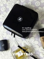 Vip Gift Premium Gift พรีเมี่ยมกิ๊ฟ แท้💯 กระเป๋า Chanel Cosmetic Box กล่องใส่เครื่องสำอางค์ สวยหรู ดูคุณนายสุด จุของได้เยอะนะคะ วัสดุหนังแก้วเคลือบ เปิดปิดด้วยซิป