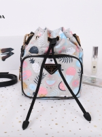 Prada bucket bag Premium gift New in! กระเป๋าถือหรือสามารถสะพายข้าง ทรงขนมจีบ สุดน่ารักดีไซน์ใหม่ super cute! วัสดุ nylon เนื้อหนา อะไหล่ทองด้านหน้ามีโลโก้แบรนด์ พร้อมช่องซิป กระเป๋า เปิดปิดแบบ drawstring ภายในกระเป๋าโล่ง ใส่ของได้จุ พร้อมสายยาวลาย saffia