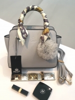 สีใหม่คะ รุ่นใหม่ล่าสุด หนัง saffiano สวยมากๆค่า รุ่น KEEP saffiano leather Mini office bag สวย น่ารัก ขนาดตอบทุกโจทย์การใช้งาน เห็นแล้ว หลงรักเลยคะ ตัวกระเป๋าขนาดกำลังดีหนังsaffiano ลายสวยที่สำคัญ ดูแลรักษาง่าย ประดับด้วยผ้าพันหูกระเป๋า silk คุณภาพดีที่ส