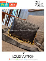 LV HANDLE POUCH MONOGRAM กระเป๋าสะพายกึ่งคลัชท์ สุดล้ำ ใหม่ล่าสุดมาแรงมาก ด้วยความสวยปังตั้งแต่แรกเห็น วัสดุหนังแกะปั๊มลายสวยคม มาพร้อมสาย 2 เส้น เลิศๆ มีสายโซ่ที่มีดีเทลละเอียดไม่ซ้ำ และสายสปอร์ตครอสบอดี้ ที่จะคล้องไว้ทั้งสองเส้นก็ดีงาม หรือสลับใช้ตามลุค