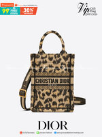 ORI 】Mini Dior Book Tote Phone Bag Beige Multicolor Mizza Embroidery พร้อมส่งที่ไทย ภาพสินค้าถ่ายจากงานขายจริง ใช้งานต่างประเทศได้ กระเป๋าใบมินิจะใส่โทรศัพท์ได้เช่นเดียวกับของใช้จำเป็นเล็กๆ น้อยๆ ในแต่ละวัน มาพร้อมสายสะพายไหล่แบบปักที่ปรับได้และถอดออกได้ 