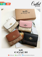 COACH SMALL WALLET IN SIGNATURE CANVAS กระเป๋าสตางค์ใบสั้น แบบพับสามตอน เปิดปิดด้วยกระดุมปั้มแบรนด์ ด้านในมีช่องใส่บัตรหลายช่อง และช่องใส่ธนบัตร ด้านหลังมีช่องซิปเหรียญอีกหนึ่งช่อง น้ำหนักเบา พกพาสะดวก อะไหล่เงาสุดหรู ห้ามพลาดค่ะ!