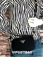 PRADA CROSSBODY BAG WITH ZIP GIFT WITH PURCHASE (GWP) กระเป๋าสะพายพรีเมี่ยมกิ้ฟ Limited Edition จากเคาน์เตอร์แบรนด์ดีไซน์เรียบหรูดูดี วัสดุ Nylon & Polyester 100% เนื้อหนาคุณภาพดีตามแบบฉบับของแบรนด์ ด้านหน้าประดับโลโก้มีช่องแบ่ง2 ช่องเป็นสัดส่วนเปิดปิดด้ว