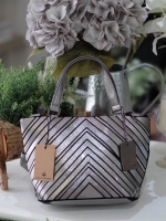 ลายใหม่ V shape หนังวิ้งๆ ลาย Limited edition หายาก สวย modern มากค่า 👍ปรับทรงได้ 2 แบบ น่ารักมาก สี Gloss grey สวยเข้ากับชุดง่ายมาก 💥💥น้ำหนักเบาเพียงแค่ 3.5 ขีดเท่านั้น !!!! 📌📌กระเป๋า จากแบรนด์ David Jones กระเป๋าส