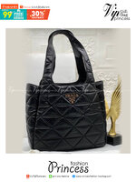 Medium PRADA nappa-leather tote bag with topstitching / PRADA Tote Bag กระเป๋าทรงโท้ท ภายในโล่งกว้าง มีหูจับในตัว ใส่สัมภาระได้เยอะจุใจ พร้อมส่งที่ไทยสวยน่าใช้มากห้ามพลาด!