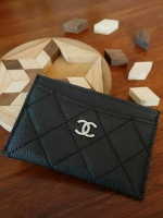 New Arrival! งานหรูเว่อวัง พร้อมส่งคะ Chanel Card Holder in Black 💳 จากพรีเมี่ยมกิ้ฟแบรนด์หรูอย่าง chanel ดีไซน์สวยเก๋ ประดับ Logo brand อะไหล่เงิน ขนาดกำลังน่ารัก ใส่บัตรได้ถึง 4 ใบ พกพาสะดวก จะซื้อไว้ใส่บัตรใบหรู หรือซื้อให้เป็นของขวัญ ก็ควรค่าท