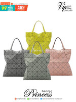 BAO BAO ISSEY MIYAKE LUCENT ONE-TONE กระเป๋า Bao Bao จากแบรนด์ดัง Issey Miyake แบรนด์แฟชั่นจากประเทศญี่ปุ่น ซึ่งมีสินค้ามากมายไม่ว่าจะเป็นเสื้อผ้า นาฬิกา น้ำหอม และที่ขาดไม่ได้นั่นก็คือ กระเป๋า Bao Bao ที่มีความพิเศษในเรื่องของวัสดุและดีไซน์ที่ครองใจสถาปน