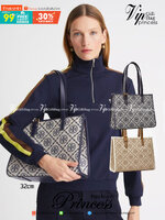 Tory Burch Small T Monogram Tote / TORY BURCH Shopper Tote Bag 32cm ใบใหญ่ กระเป๋าทรงโท้ท รุ่นใหม่ Square Tote ตกแต่งขอบด้วยหนังหรู มาพร้อมช่องเก็บของที่จุของได้มากมาย และสายจับกระเป๋าที่สามารถสะพายขึ้นไหล่ เหมาะสำหรับการใช้งานหลากหลายรูปแบบ รังสรรค์ลงบนก