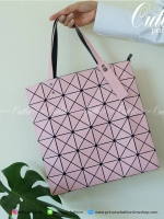 ทรงสุดฮิตจากแบรนด์ David Jones รุ่น Candy color ใบนี้ มาพร้อมกับน้องกระต่าย DV ขนฟู นิ่มๆ สีเข้า set กับกระเป๋าคะ กระเป๋า ทรง Tote ตัวกระเป๋าเย็บติด ด้วยแผ่นอคิลิค ตัดขอบลายวิ้งๆ สุดหรู ดีไซน์เกร๋ จุดเด่นที่ น้ำหนักเบา สามารถ ถือ หรือ สะพายไหล่ได้คะ ใบใหญ