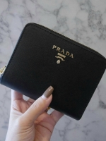 New Item! รุ่นที่รอคอยสำหรับสาวๆที่ชอบ กปต.สั้น ก็มาแล้วค้า กับ Prada Short Saffiano wallet กระเป๋าสตางค์สั้น ขนาดกะทัดรัด เปิดปิดด้วยซิป อะไหล่ทอง ปั้มแบรนด์ ทั้งใบ **จุดเด่น มีช่องใส่รูปถ่าย ใส่บัตรได้หลายช่อง ด้านในมีช่องซิปแยกอีก1ช่องค้า อีกหนึ่งไอเท็