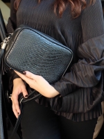 รุ่นใหม่ล่าสุด KEEP รุ่น Crocodile Box clutch&shoulder bag กระเป๋าลายจรเข้สะพายทรงน่ารัก ตัวกระเป๋าถอดสายถือเป็นคลัช ออกงาน หรือสะพายพาดลำตัวได้เลย จุดเด่น ที่ตัวกระเป๋าขนาดกะทัดรัด คะ สวย ทน ดูแลทำความสะอาดได้ง่าย