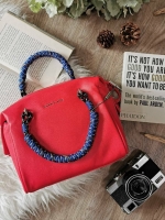 CHARLES & KEITH Nylon Twist Top Handle Bag กระเป๋าถือหรือสะพายรุ่นใหม่แบบชนช็อปทรง Bowling วัสดุหนังแกะสังเคราะห์เรียบสวยอยู่ทรงขนาดกำลังดี น่ารัก น้ำหนักเบา เปิดปิดด้วยซิปคู่สะดวกใช้ ภายในมีโลโก้และช่องซิป มีหมุดรองฐานกันรอยสี่มุม หูจับ Nylon Twist เพิ่ม