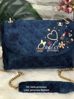 GUESS DARIN MESSENGER BAG กลับมาอีกรอบค่ะ กระเป๋าสะพายวัสดุเดนิมฟอกเนื้อดี เดินด้ายเย็บลายนวม ด้านหน้าประดับอะไหล่รูปต่างๆเข้ามาให้ดูเก๋ทีเดียวค่ะ เปิดปิดกระเป๋าแบบกระดุมแม่เหล็ก ภายในมีช่องหน้าหนึ่งช่อง และช่องหลักสามารถใส่กระเป๋าสตางค์ใบยาวได้ ของอื่นๆไ