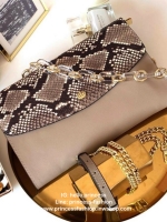 คลัชมาใหม่ สัปดาห์นี้ค่า ‘ Stair ‘ Clutch bag ✔️รอบนี้เข้าเพิ่มอีก 5 ลายเลยน๊า หลังจากปล่อยคอลเลคชั่นแรกออกไปแล้วได้รับความนิยมมากๆ รอบนี้จัดเฉดสีกลางๆ ให้แมทช์ง่ายกับชุดด้วยค่า **หนังวัวแท้ค่า