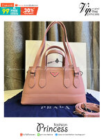 Prada Double 2 way leather handbag / PRADA LEATHER HANDBAG พร้อมส่งที่ไทย กระเป๋าถือหูจับในตัว 2 เส้น พร้อมสายสะพายยาว รูปทรงคลาสสิคใช้งานง่าย มีกิมมิกที่ภายในมีหูรูดน่ารักสุดๆ