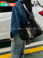 YSL maxi shopping bag in quilted lambskin / YSL tote bag กระเป๋าสะพาย YSL ทรงชอปปิ้งมาใหม่ หน้าติดโลโก้แบรนด์สีทอง ใช้งานง่าย จุของได้เยอะเลยค่ะ สาวๆนักช็อปห้ามพลาดน้า งานหนังซอร์ฟสวย ภาพสินค้าถ่ายจากงานขายจริง ใช้งานต่างประเทศได้