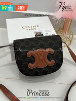CELINE FOLCO CUIR TRIOMPHE IN MONOGRAM CANVAS กระเป๋าทรงครอสบอดี้ ลายโมโนแกรมวินเทจ รุ่นที่ดาราใช้กันเยอะมาก และเป็นอีกหนึ่งใบที่ครองใจสาวๆ ทรงน่ารักมากๆ