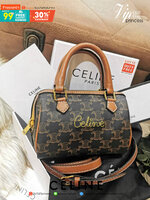 CELINE MINI CROSSBODY BAG VIP GIFT WITH PURCHASE (GWP) พรีเมี่ยมกิ๊ฟ Limited จาก CELINE HAUTE PARFUME DUTYFREE COUNTER วัสดุ Triomphe Canvas หนังสวยอยู่ทรงกันน้ำ ดีไซน์ยอดนิยมทรง Speedy เปิดปิดด้วยซิปแบรนด์อะไหล่ทอง ใส่กระเป๋าสตางค์ มือถือ ของจุกจิกได้เยอ
