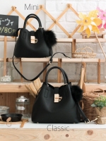 New arrival • KEEP LALA BAG • พร้อมส่ง 2 ขนาด ตามการใช้งาน 👑สวย หรู เวอร์วัง อีกแล้วค่า กับกระเป๋า 2 in 1 ปรับเก็บทรง ได้ถึง 2 แบบ มาพร้อมพวงกุญแจ ปอมปอม ฟรุ้งฟริ้ง น่ารักมาก คะ ตัวกระเป๋าเป็นหนังเนื้อดีที่สุด เนื้อนิ่ม ลายหนังสวย มีกระเป๋าใบเล็กด