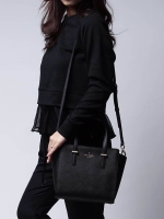 Don't Miss! KATE SPADE NEW YORK CEDAR STREET HAYDEN BAG กระเป๋าถือหรือสะพายหนัง Saffiano สวยหรูอยู่ทรงสไตล์ PRADA ด้านหน้าประดับโลโก้สีทองสวยไฮโซ ภายในมีช่องซิปและช่องเล็ก ซับในอย่างดีสกรีนลาย Kate Spade กว้างและจุ ใส่ ipad mini กระเป๋าสตางค์ ของใช้ไ