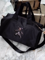 งานพรีเมี่ยมกิ้ฟ จากเคาเตอร์ต่างประเทศคะ 🐼รุ่น Limited edition ค่า ได้ กระเป๋าอเนกประสงค์ ทรง pillow (หมอน) จากแบรนด์ PRADA มาค่า เป็น กระเป๋าผ้าไนล่อน ตามแบบฉบับของแบรนด์เลย #จุดเด่นคือ ถ้าของไม่เยอะ ดันเก็บทรงด้านข้างได้ทำให้กระเป๋าดูเล็กลง แต่ถ