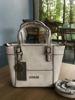 กระเป๋า GUESS ทรง CROSS BODY ไซด์ mini ขนาดกระทัดรัด น้ำหนักเบา มาพร้อมพวงกุญแจโลโก้ห้อย เปิดปิดด้วยซิบ ภายในมีช่องกระเป๋าเล็ด้านข้าง หูหิ้วสามารถปรับระดับได้ มีสายสะพาย CROSS BODY ให้