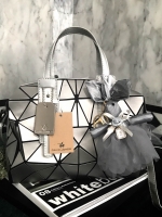 สีเข้าใหม่รุ่น หายากคะ 👍ทรง speedy ขายดี น่ารักมาก สี Matte grey ( สีเทาอ่อนคะ ) มาพร้อมกระต่ายเข้า set เลิศคะ กระเป๋า จากแบรนด์ David Jones กระเป๋าสะพายข้างดีไซน์เกร๋มาก สีสวยหรูมาก ขนาดกะลังดีเลย น้ำหนังเบามากคะ ภายในมีช่องเก็บของจุกจิกได้ **มีถ