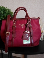 สาวๆที่มองหา กระเป๋าสะพายสวยเก๋ **ที่ใช้ได้ทุกวัน 👧👧 ทางร้าน ขอแนะนำ งานพรีเมี่ยมกิ้ฟ จากเคาเตอร์ต่างประเทศค่ะ รุ่น Limited edition ค่า กระเป๋าสะพาย จากแบรนด์ PRADA เป็น กระเป๋าผ้าไนล่อน สลับหนัง สะพายไหล่ได้ สามารถปรับระดับที่สายสะพายไหล่