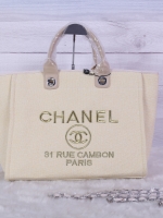 Chanel Tote canvas premium gift จากแบรนด์ Chanel กระเป๋าสะพาย Chanel Tote canvas โลโก้ปัก กระเป๋า ทรง Tote ผ้า canvas เนื้อหนาอย่างดี มีซับใน ด้านหน้าปักโลโก้แบรนด์หรู **จุดเด่นที่ หูจับมี 2 แบบคือ แบบสายหนัง และ โซ่ สามารถ สะพายไหล่ได้คะ ใบใหญุจุของคุ้ม 