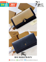 BURBERRY long wallet / BB vintage long wallet กระเป๋าสตางค์ใบยาวแบรนด์หรู เป็นไอเท็มสุดฮิต ติดทุกกระแส แรงไม่เคยตก รุ่น unisex สีไหนใครๆก็ใช้ได้หมด อยู่ที่ใจ!! ❤️ ใบยาวขนาดกำลังเหมาะมือ ถือแล้วขับผิวทุกสี ภายในมีช่องใส่บัตรเยอะ แบ่งสัดส่วนสวย ใส่ธน