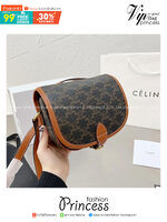 CELINE Folco bag in Triomphe canvas and Leather กระเป๋าสะพายข้าง รุ่นตามหาเข้าเพิ่มเติมสต๊อกพร้อมส่งแล้วค่าสาวๆ รุ่นยอดฮิต ขายดีไม่มีตก ทรงสวยโดดเด่นเป็นเอกลักษณ์ ดีไซน์โค้งมนสวยงาม