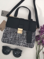 งานแท้ชนช้อป รุ่นใหม่ล่าสุด จากแบรนด์ David Jones สวย น่ารัก ขนาดตอบทุกโจทย์การใช้งาน เห็นแล้ว หลงรักเลยคะ ตัวกระเป๋าขนาดกำลังดี จุของคุ้ม สวยมาก ดูแลรักษาง่าย พร้อมสายสะพายยาว ภายในมีช่องซิป และช่องใส่ของจุกจิก 2 ด้าน เลยค่า ใบจริงน่ารักมากคะ ถือสะพายได้