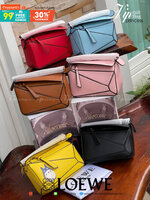 Loewe Nano Puzzle bag in classic โลเอเว่ (LOEWE) อีกหนึ่งกระเป๋าแบรนด์ดังจากสเปน ภายใต้คอลเลคชั่นใหม่อันร่วมสมัยของแบรนด์ มีความเป็นคลาสสิคและโมเดิร์นทันสมัย กระเป๋าที่มาในรูปแบบสี่เหลี่ยมผืนผ้า ที่สามารถใช้งานได้ทั้งแบบหูหิ้ว และแบบ Crossbody ด้านในมีช่อ