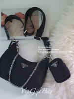 ᴺᴼᴿᴹᴬᴸ กำลังมาแรงมากค่ะ กับแบรนด์ PRADA ใบเดียวคุ้มมากค่ะ อุปกรณ์ ครบชุด **ซื้อ1ได้ถึง3ไอเท็ม ทั้งสายยาว และกระเป๋าใส่เหรียญ และป้ายแท็คหนัง อย่างดี **อะไหล่ปั้มแบรนด์แท้ทุกจุด วัสดุทำจากผ้า Nylon อย่างดี กันน้ำได้ อยู่ทรงสวย สามารถใส่กระเป๋าตังค์ใบกลางได