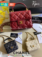 หนังแท้ VIP GIFT CHANEL MINI BLACK BAG รุ่นยอดนิยมไอเท็มฮิตวัสดุหนังแท้เรียบสวยคลาสสิคเปิดปิดด้วยฝาปิดกระดุมด้านหน้ามีโลโก้แบรนด์อะไหล่ทองสวยหรูดูดีมากกกก มาพร้อมสายโซ่ทองร้อยหนังจะสะพายไหล่ หรือ Crossbody ก็ดูดี ภายในโล่งกว้าง ตัวจริงสวยน่าใช้ Chanel min