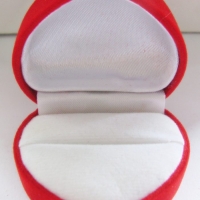 กล่องกำมะหยี่ใส่แหวนรูปหัวใจค่ะ